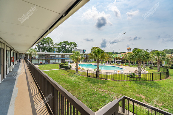 4903-market-ext8596