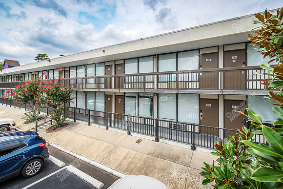 4903-market-ext8932