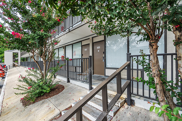 4903-market-ext8944