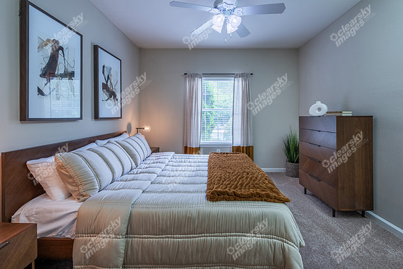 14360-wynhollow-int3893