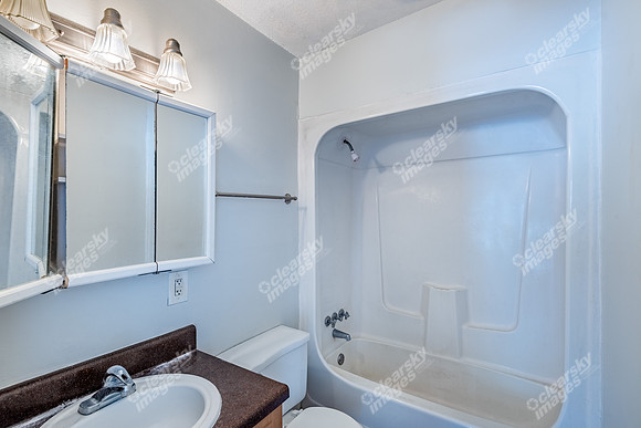 301-village-dr-int8471