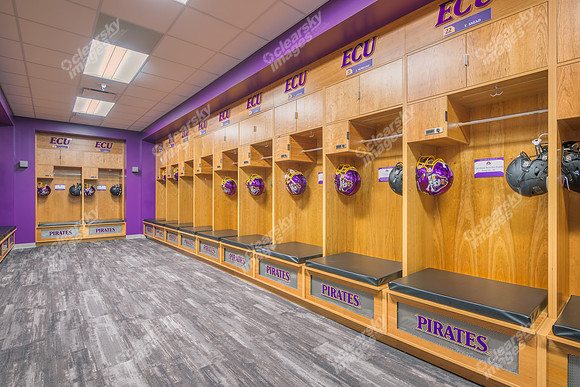 football-locker-room-int-5262