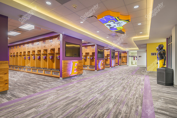 football-locker-room-int-5272