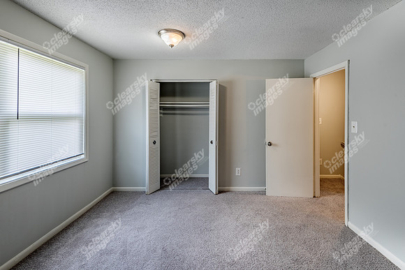 301-village-dr-int8561