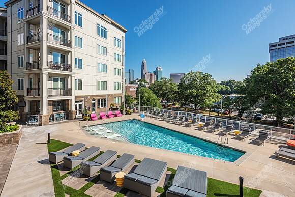 900-e-brooklyn-ext7821