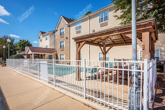 75-mall-ext8637