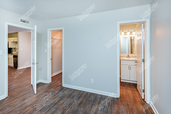 5616-farm-pond-int6982