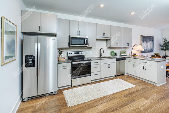 423-e-36th-int02472