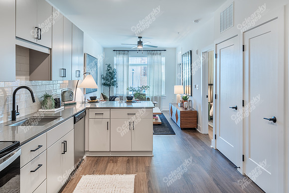423-e-36th-int02500