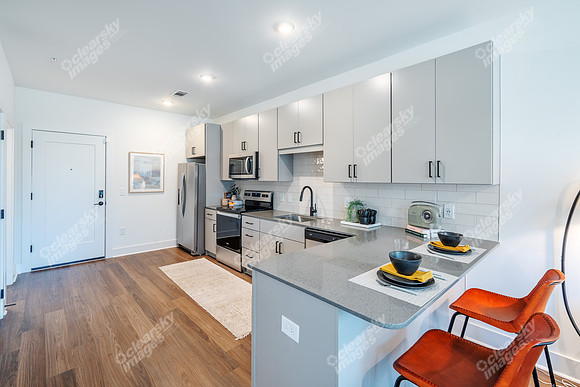 423-e-36th-int02515