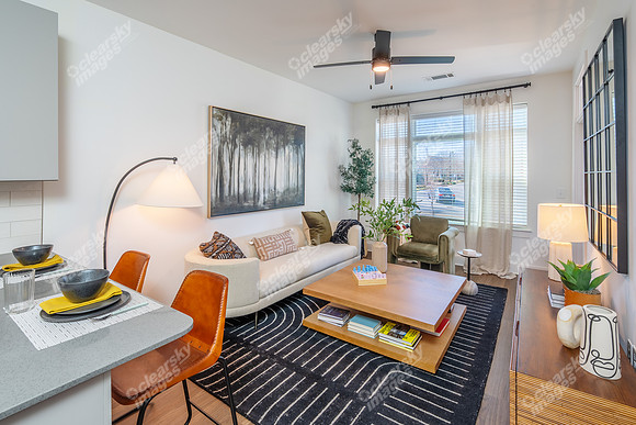 423-e-36th-int02560