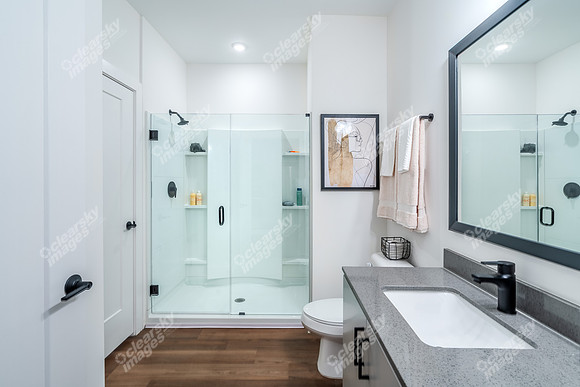 423-e-36th-int02660