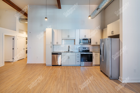 423-e-36th-int02740