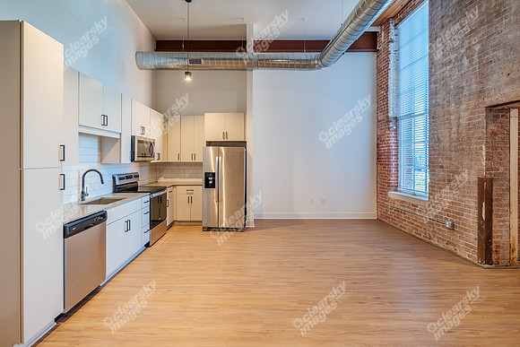 423-e-36th-int02730
