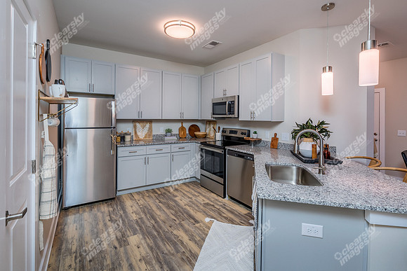 1002-s-pointe-int5739