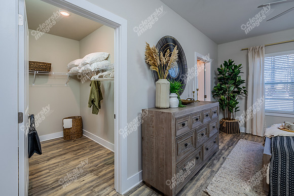 1002-s-pointe-int5809