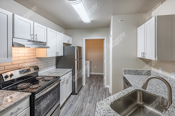 7030-parkway-int0644